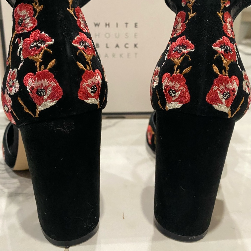 Luxe White House Black Market Piper Black Velvet and floral embroidered pumps πΉ - Picture 9 of 16